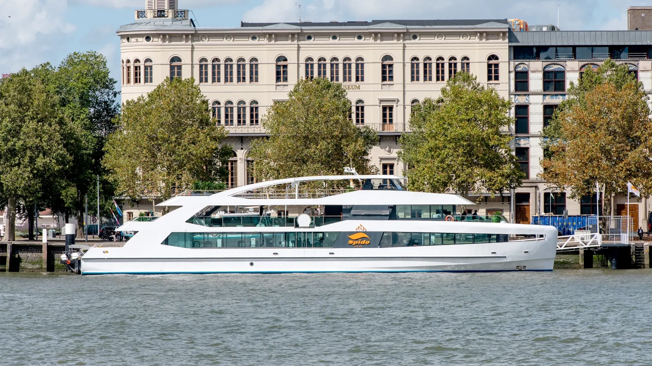 Audiovisuele installatie op het evenementenjacht Prinses Amalia Koninklijke Spido door CT-AV de audiovisuele inrichters beeld licht en geluid Hoogvliet Rotterdam Zuid-Holland