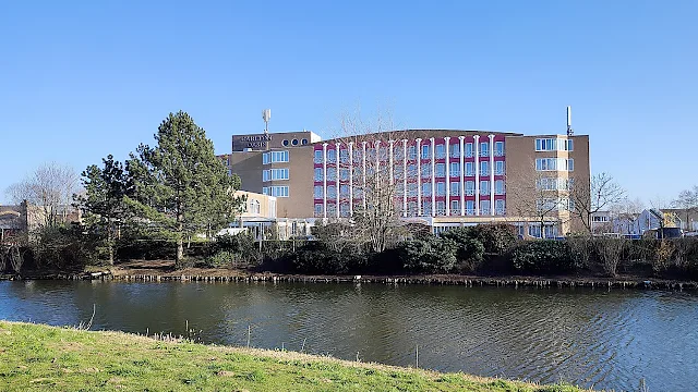 Carlton Oasis Hotel Spijkenisse installatie geluid restaurant ROAM wamden plafond CT-AV audiovisuele inrichters