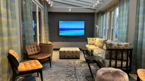 Installatie beeld restaurant ROAM Carlton Oasis Hotel Spijkenisse plafond CT-AV audiovisuele inrichters Installatie beeld restaurant ROAM Carlton Oasis Hotel Spijkenisse plafond CT-AV audiovisuele inrichters