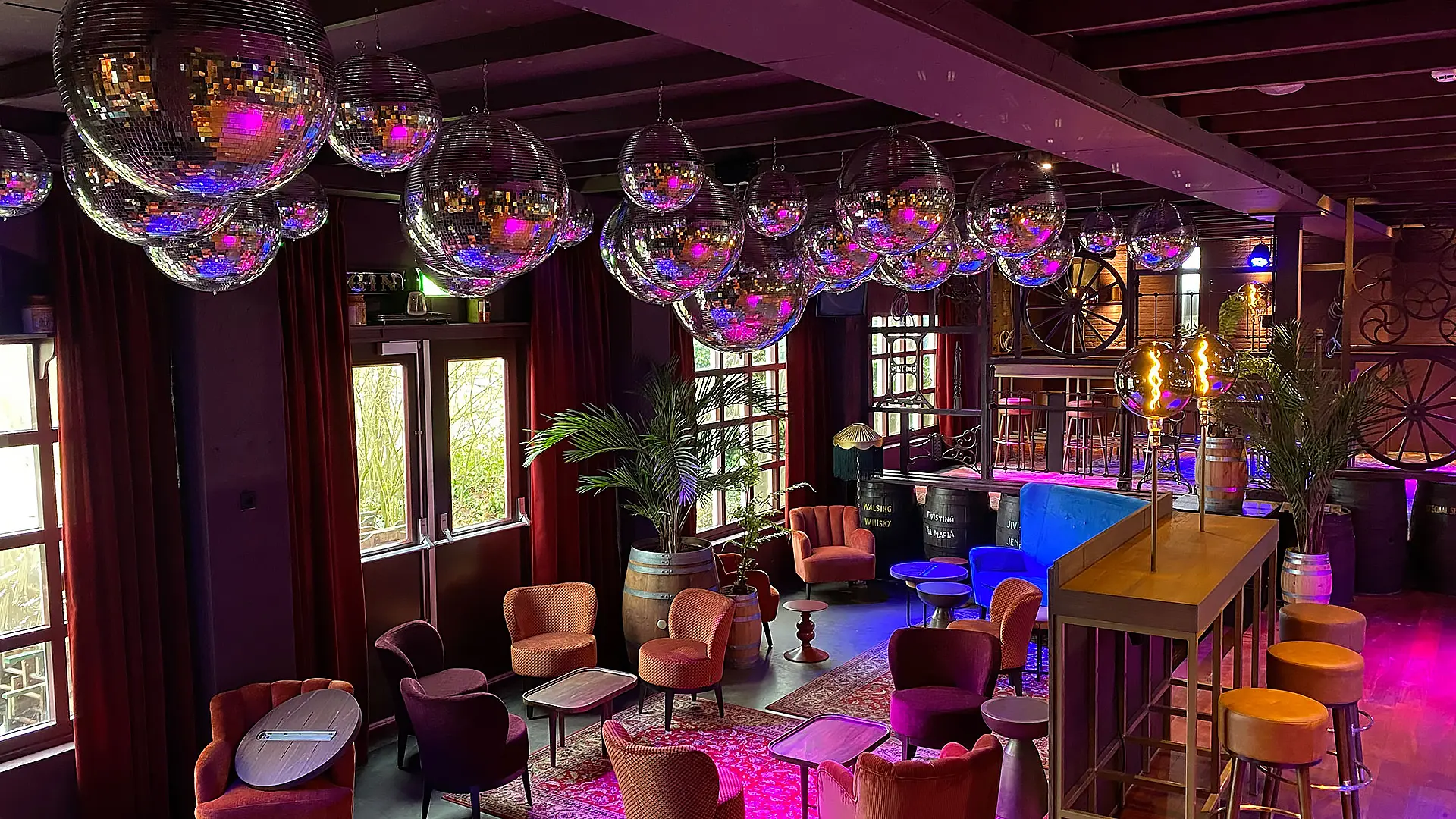 Installatie licht Desert Inn Pub Carlton Oasis Hotel Spijkenisse plafond CT-AV audiovisuele inrichters